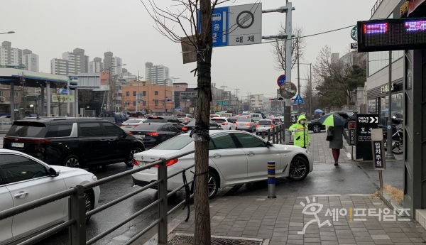 ▲ 26일 오전 한 차량이 서울 성북구 종암동 스타벅스 드라이브스루 매장으로 들어가고 있다. ⓒ 민경환 기자