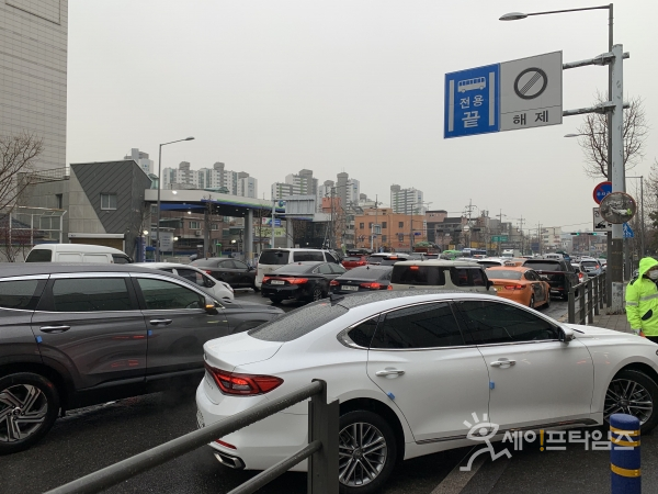 ▲ 26일 서울 성북구 종암동 스타벅스 드라이브스루에 차량이 들어 가고 있다. ⓒ 민경환 기자