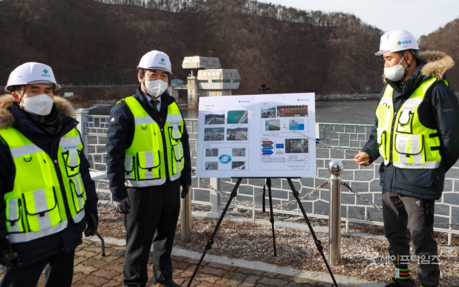 ▲ 박영수 국토안전관리원장장(왼쪽 두번째)이 횡성댐 시설물 현황에 대한 보고를 받고 있다. ⓒ 국토안전관리원