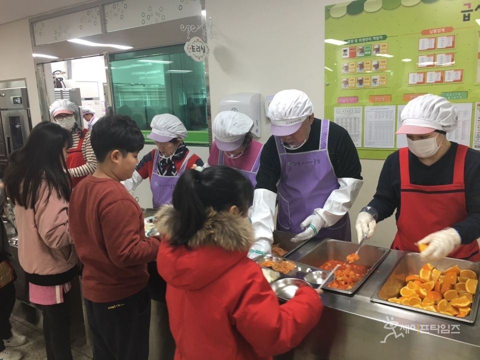 ▲ 서울 강동구의 한 초등학교 학생들이 급식을 받고 있다. ⓒ 세이프타임즈 DB