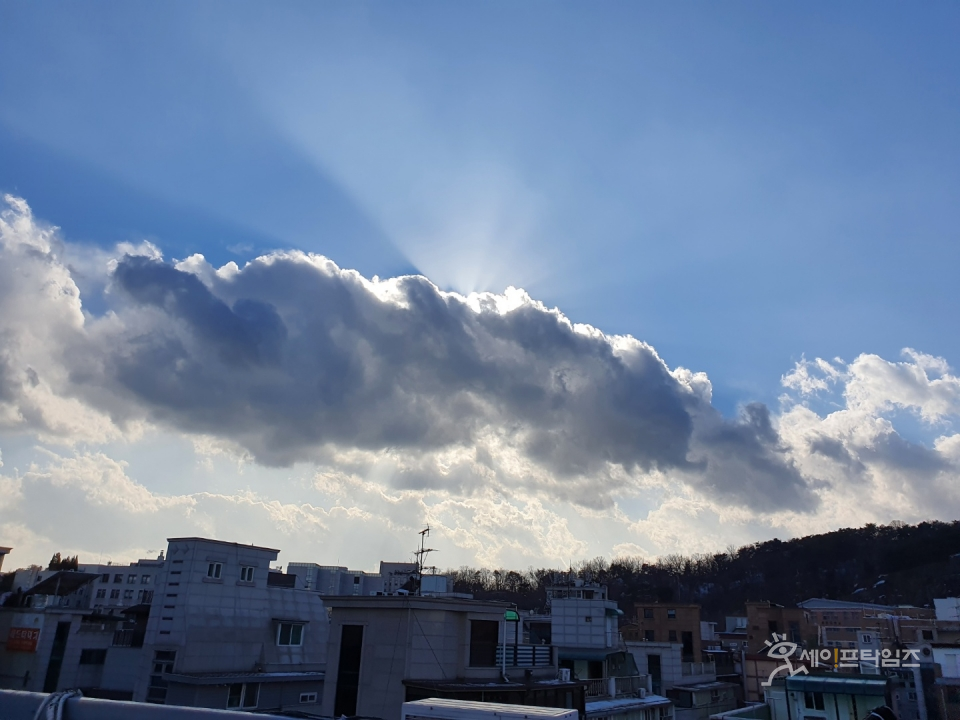 ▲ 매서운 날씨를 보인 29일 서울 성북구 종암동 하늘의 구름이 해를 가리고 있다. ⓒ 김동하 기자