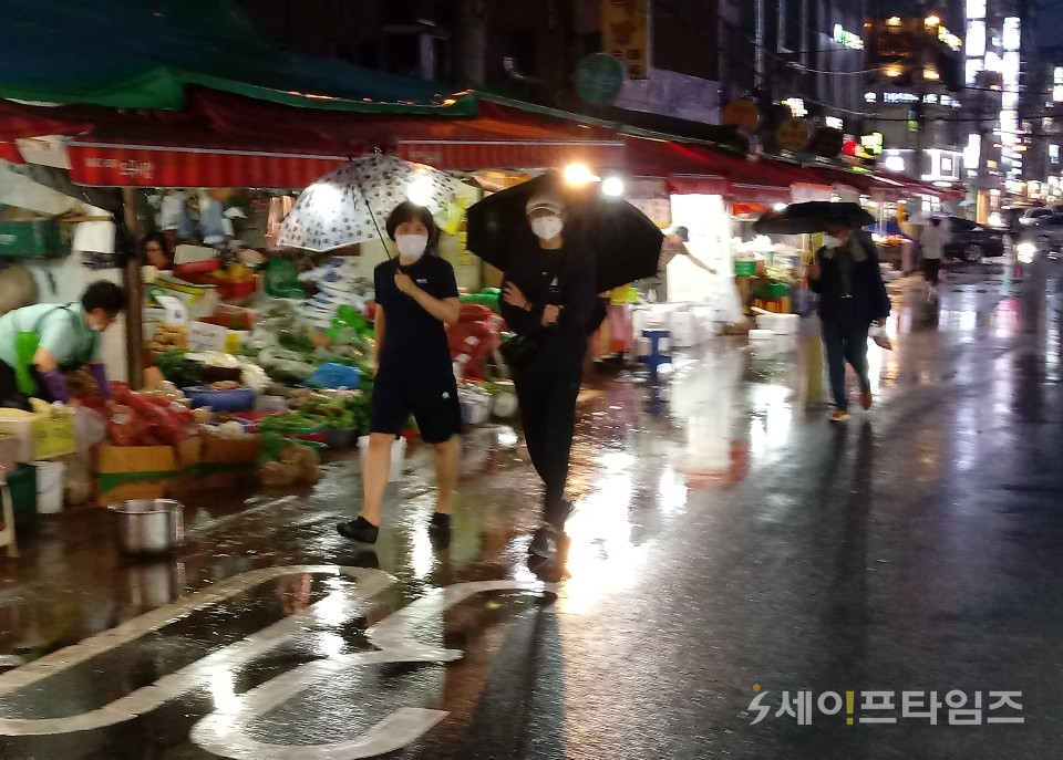 ▲ 시민들이 비오는 날 우산을 사용해 길을 걷고 있다.  ⓒ 정석현 기자
