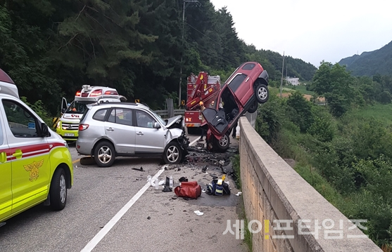 ▲ 강원도 기리면 북리에서 교통사고가 발생해 소방대가 구조작업을 벌이고 있다. ⓒ  세이프타임즈 DB