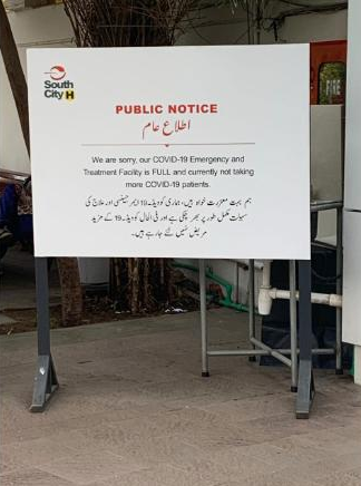 ▲ 31일(현지시간) 파키스탄의 한 병원에 병상이 부족하다는 안내문이 붙어있다. ⓒ CNN