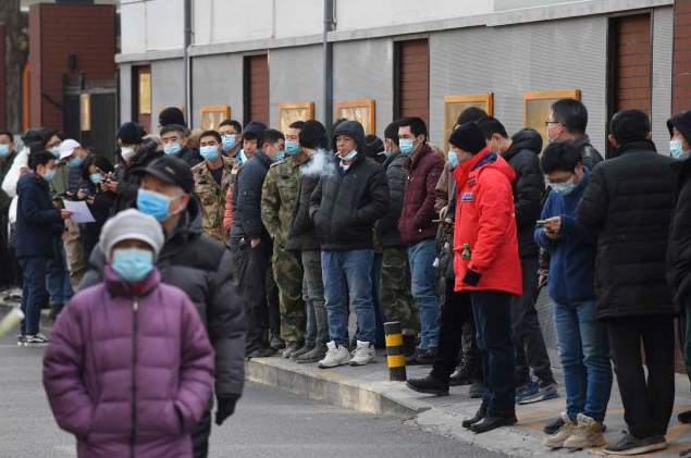 ▲ 중국 베이징에서 백신을 맞기 위한 환자들이 줄을 서고 있다. ⓒ AFP