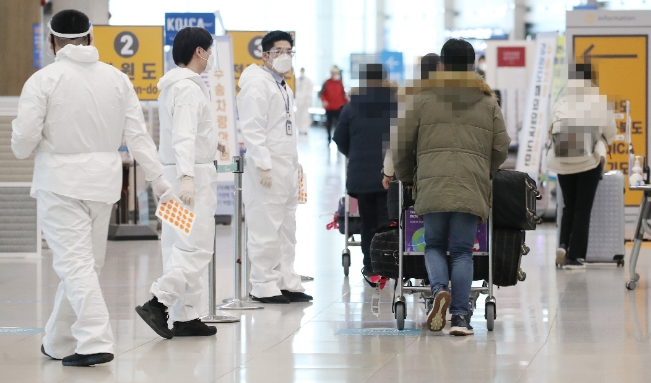 ▲ 공항에서 해외 입국자에 대한 방역 조치를 하고 있다.  ⓒ 연합뉴스