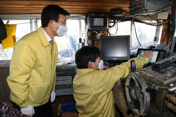 ▲ 문성혁 해수부 장관(왼쪽)이 바다 네비게이션 서비스를 점검하고 있다. ⓒ 해양수산부