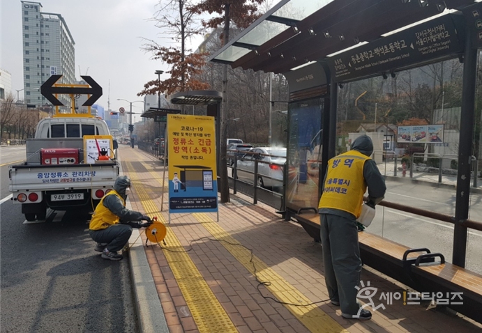 ▲ 방역 요원들이 버스정류장을 소독하고 있다. ⓒ 서울시