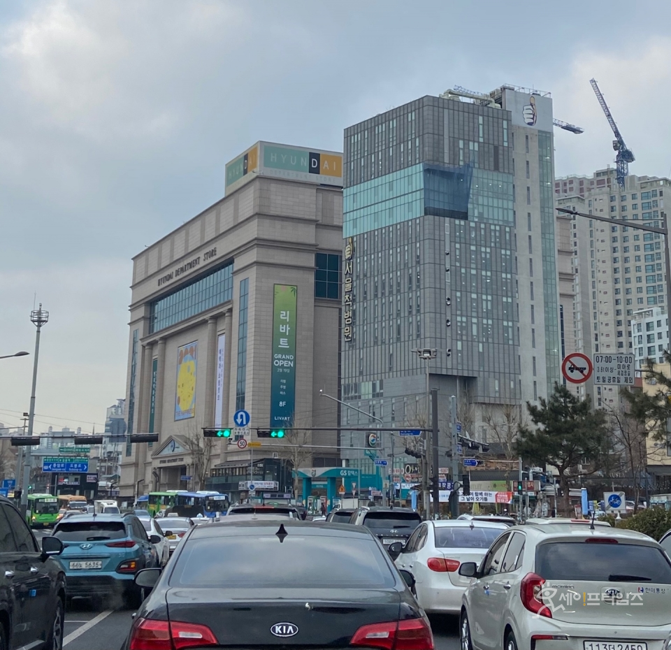 ▲ 10일 서울 강북구 현대백화점 앞 사거리가 차량들로 가득차 있다. ⓒ 이찬우 기자