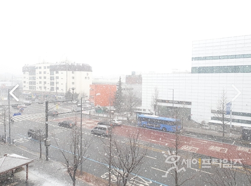 ▲ 서울 성북구 종암동에 눈이 내리고 있다. ⓒ 안소현 기자