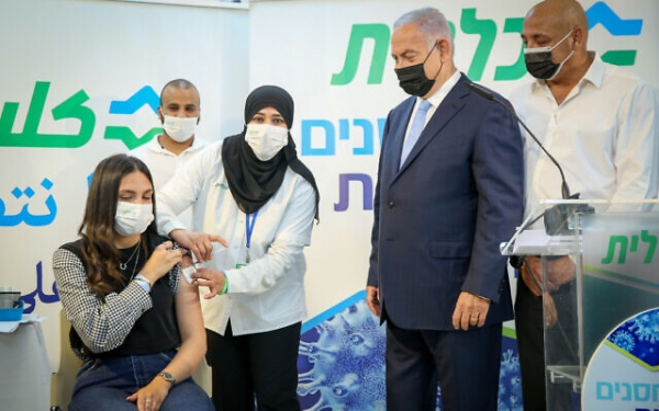 ▲ 벤야민 네탄야후 이스라엘 대통령(오른쪽 두번째)이 백신 접종 현장을 방문했다. ⓒ Times of Israel
