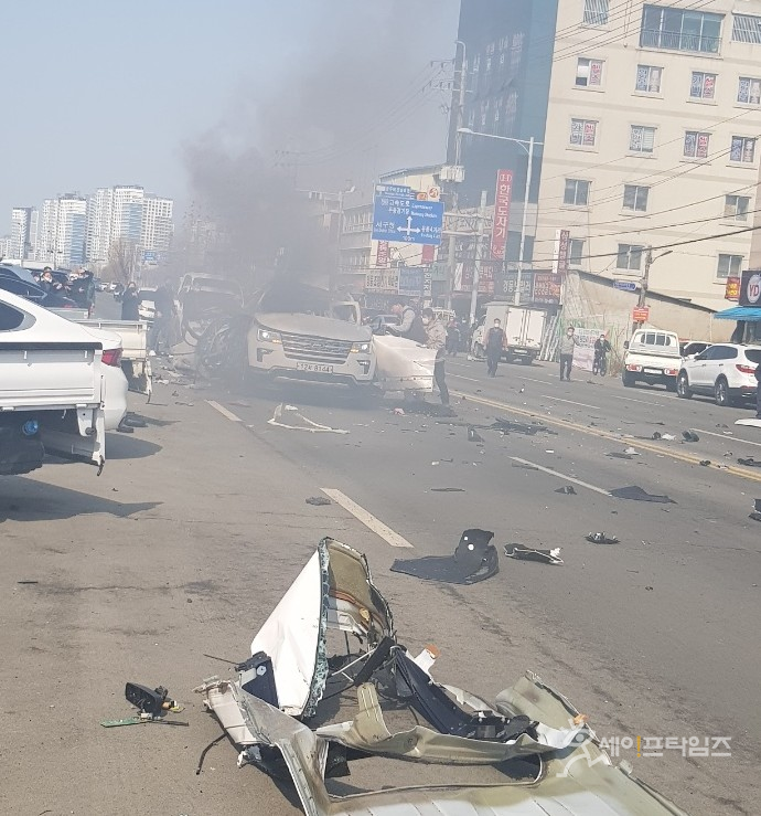 ▲ 22일 광주 양동시장 복개천길에서 휴대용 부탄가스를 싣고 가던 차량이 갑자기 폭발했다. ⓒ 독자 제공