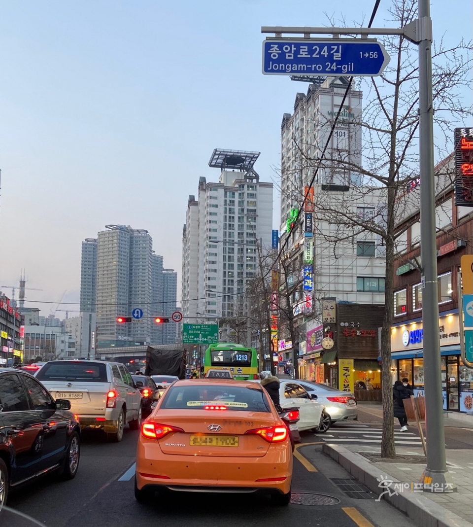 ▲ 한 택시가 서울 성북구 종암로 24길 입구 버스전용차로를 주행하고 있다. ⓒ 이찬우 기자
