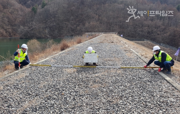 ▲ 공사 직원들이 저수지 정밀안전점검을 위해 댐마루 상태를 조사하고 있다. ⓒ 한국농어촌공사