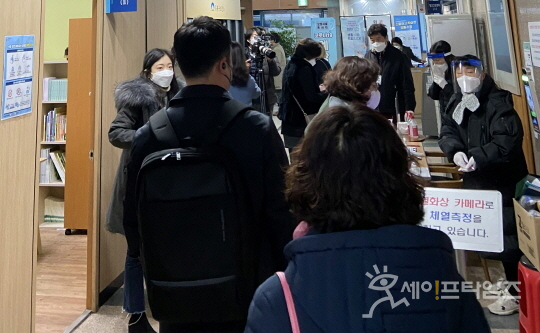 ▲ 26일 오전 9시 서울 도봉보건소 입구에 많은 코로나19 백신 접종을 받기 위해 시민들이 모여들었다. ⓒ 이찬우 기자