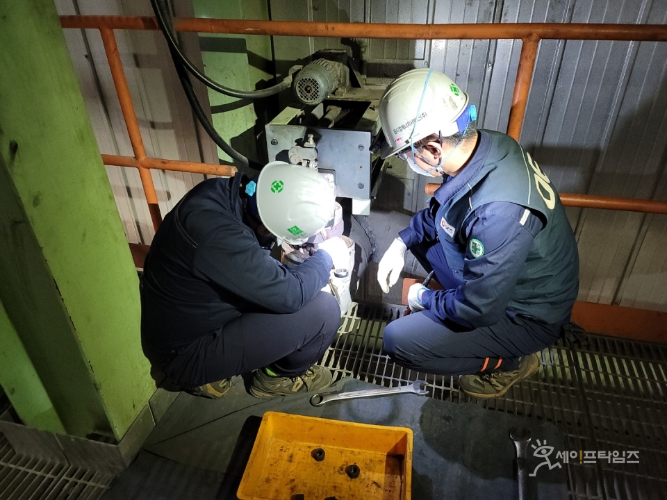 ▲ 옵티멀에너지서비스(OES) 직원이 발전소 설비를  점검하고 있다. ⓒ 서부발전
