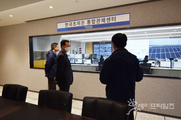 ▲ 박지현 전기안전공사 사장(가운데)이 한국초저온 통합관제센터에서 브리핑을 받고 있다. ⓒ 전기안전공사