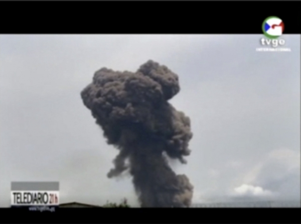 ▲ 폭발이 발생한 적도 기니 바타시에 검은 연기가 치솟고 있다. ⓒ AP
