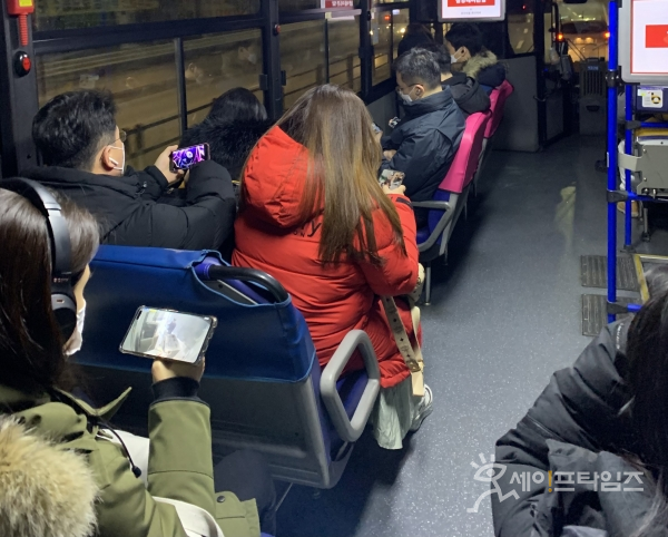 ▲ 퇴근길 한 시민이 버스에서 스마트폰으로 영상을 보고 있다. ⓒ 민경환 기자