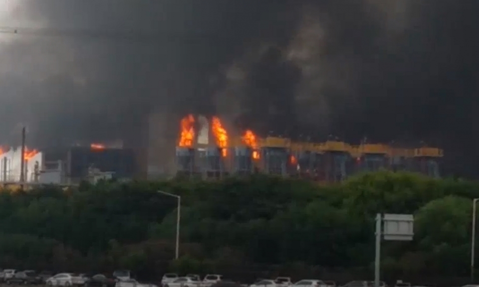▲ 전남 포스코 광양제철소 1코크스 공장에서 정전이 발생해 검은 연기가 나오고 있다. ⓒ KBS
