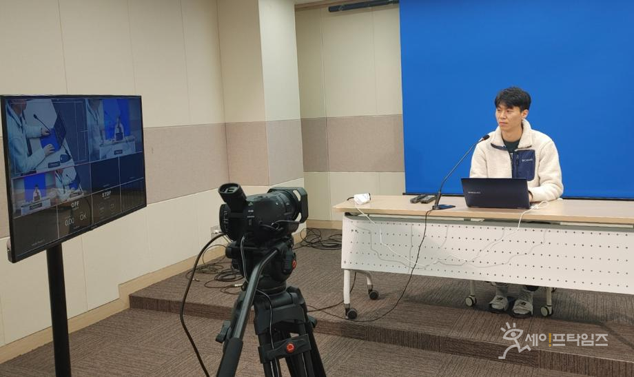 ▲ 새롬종합복지센터 내에 구축한 오픈스튜디오를 활용한 영상 제작 시연하고 있다. ⓒ 세종시