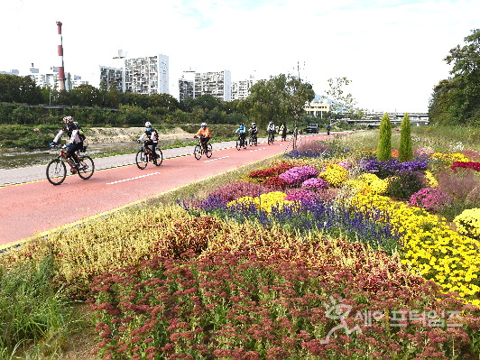 ▲ 시민들이 서울 중량천에서 자전거를 타고 있다. ⓒ 노원구