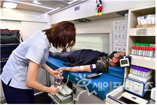 ▲ 서울 중랑구 직원이 17일 헌혈버스에서 헌혈을 하고 있다. ⓒ 중랑구