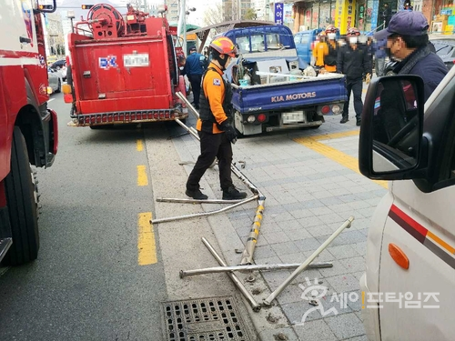▲ 가로등과 충돌한 동국제강 소방차 ⓒ 부산경찰청