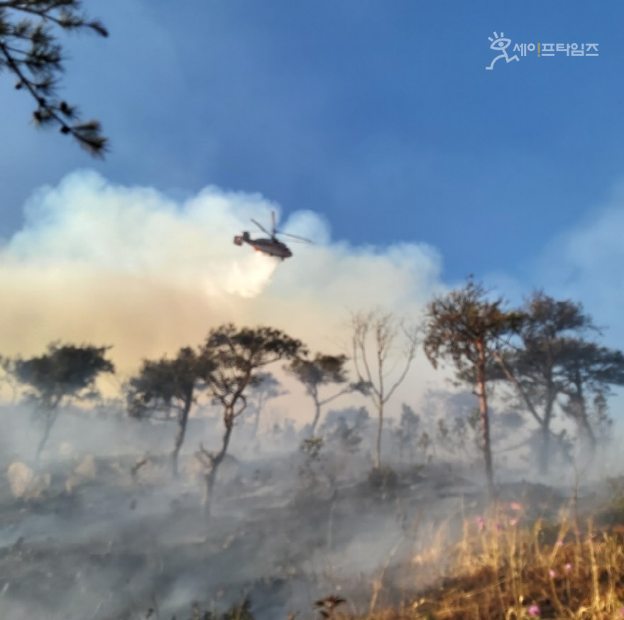 ▲ 24일 산림청 산불진화헬기가 전북 부안 야산에 발생한 산불을 끄고 있다. ⓒ 산림청
