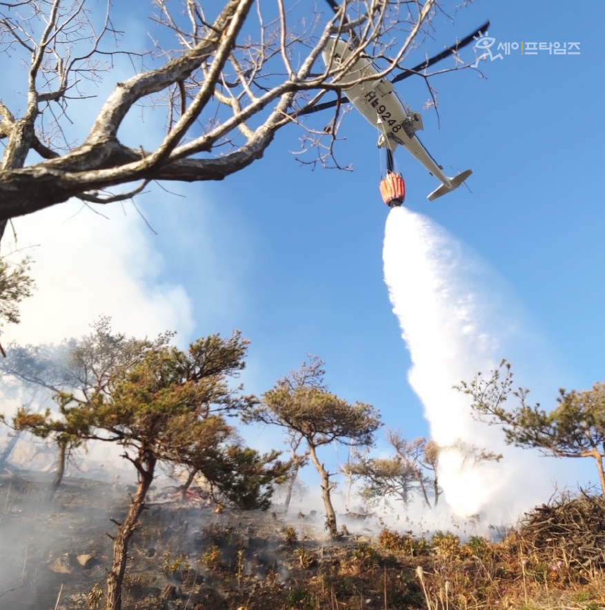 ▲ 24일 산림청 산불진화헬기가 전북 부안 야산에 발생한 산불을 끄고 있다. ⓒ 산림청
