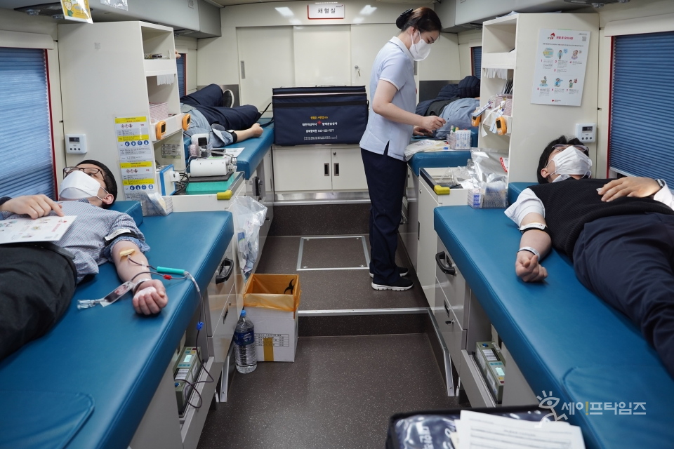 ▲ 한국식품안전관리인증원 임직원들이 코로나19의 장기화에 따른 혈액수급의 어려움 극복에 힘을 보태기 위한 '사랑나눔 헌혈'에 동참했다. ⓒ HACCP인증원