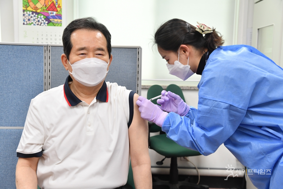 ▲ 정세균 국무총리가 26일 서울 종로구 보건소에서 백신 접종을 받고 있다. ⓒ 국무총리실