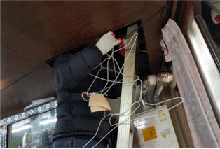 ▲ 서울시 직원이 독거노인 세대의 불량한 조명기구를 정비하고 있다. ⓒ 세이프타임즈 DB