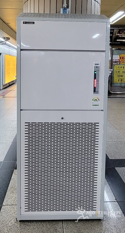 ▲ 서울 지하철에 설치된 대용량 공기청청기. ⓒ 민경환 기자