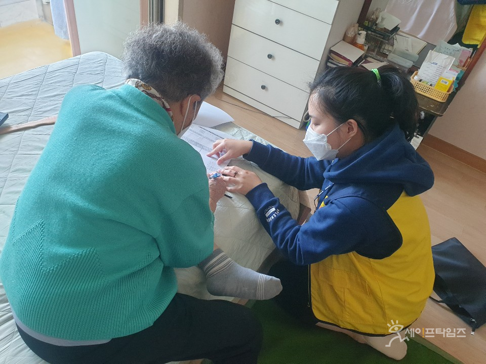 ▲ 서울 용산구 돌봄매니저(오른쪽)가 어르신을 찾아 서비스 상담을 하고 있다. ⓒ 용산구