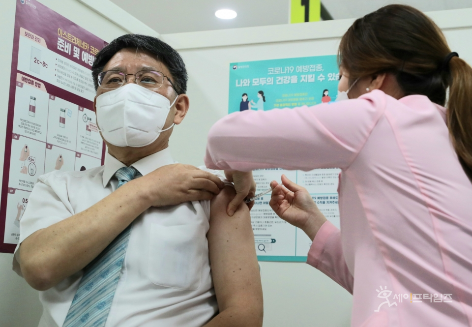 ▲ 2일 서울 마포보건소 간호사가 한 보건의료보건단체장에게 코로나 백신 접종을 하고 있다. ⓒ 보건복지부