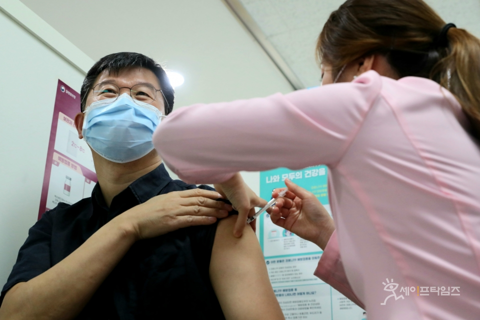 ▲ 2일 서울 마포보건소 간호사가 한 보건의료보건단체장에게 코로나 백신 접종을 하고 있다. ⓒ 보건복지부