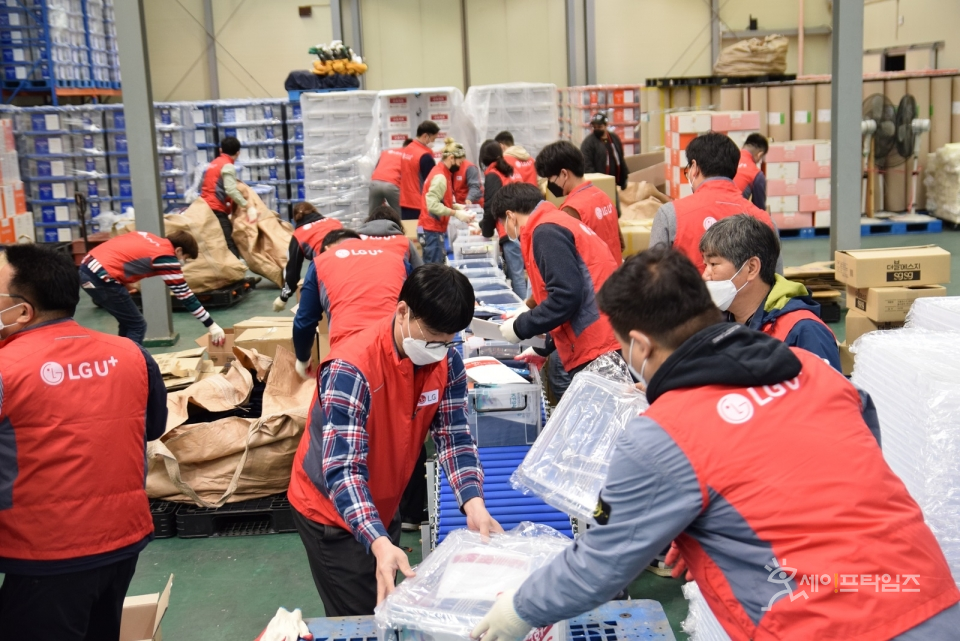 ▲ LG유플러스 임직원들이 30일 희망브리지 물류센터를 방문해 긴급구호키트를 제작하고 있다. ⓒ LG 유플러스