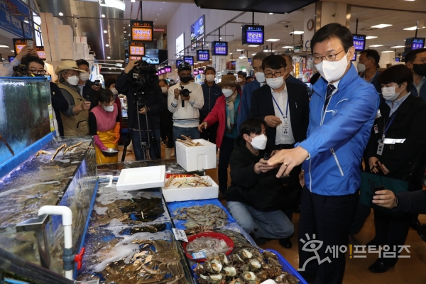 ▲ 문성혁 해수부 장관이 12일 노량진 수산시장을 방문했다. ⓒ 해수부