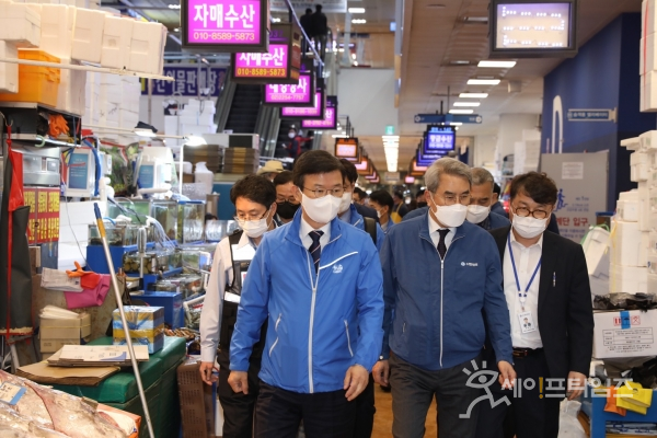 ▲ 문성혁 해수부 장관이 12일 노량진 수산시장을 방문했다. ⓒ 해수부