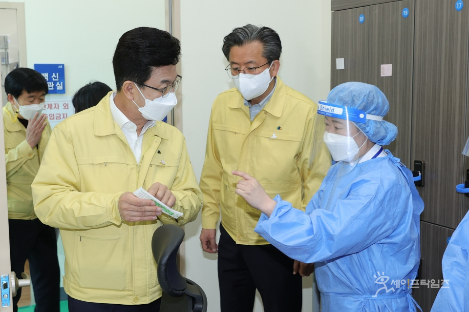 ▲ 허태정 대전시장이 코로나 예방접종센터를 점검하고 있다. ⓒ 대전시