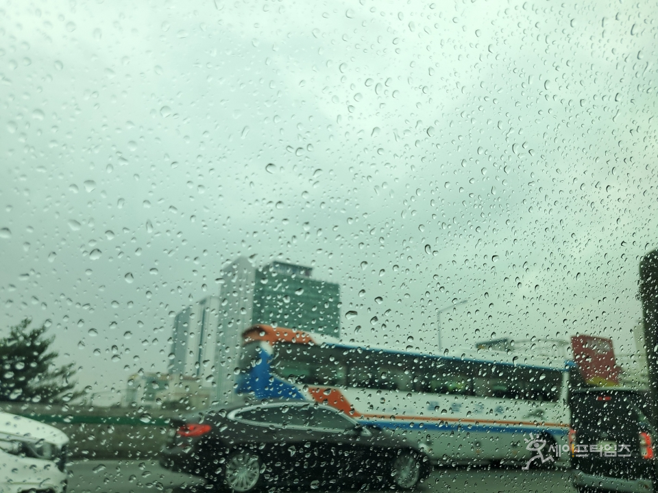 ▲ 경기 용인시 도로 위 자동차 창 밖으로 비가 내리고 있다. ⓒ 신승민 기자