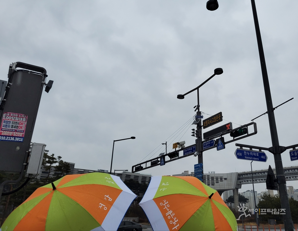 ▲ 비가 오는 날에 세종시 시민들이 우산을 쓰고 있다. ⓒ 세이프타임즈 DB