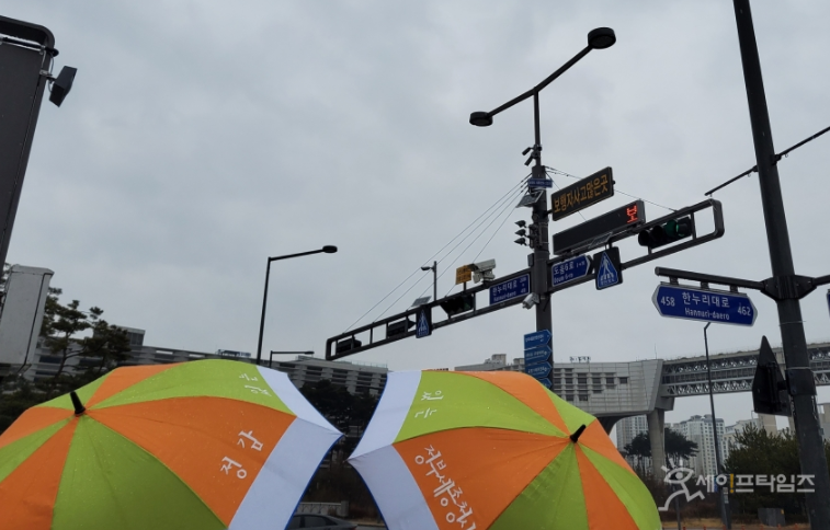 ▲ 비가 오는 날씨에 시민들이 우산을 쓰고 있다. ⓒ 신승민 기자