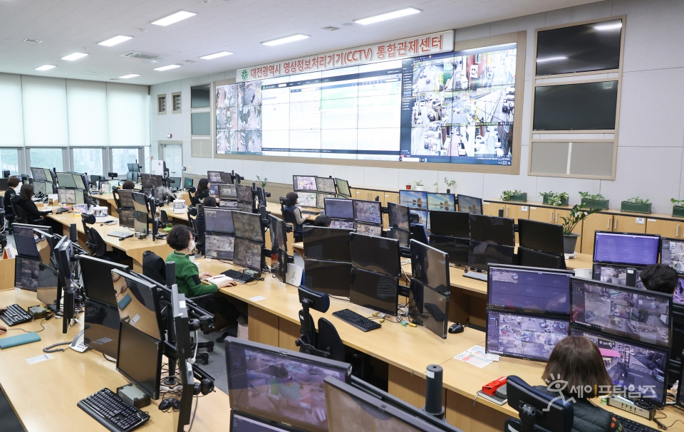 ▲ 대전시 CCTV 통합관제센터 관계자들이 5600여대의 CCTV를 모니터링하고 있다. ⓒ 대전시