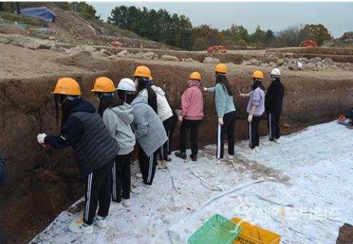 ▲ 학생들이 지난해 성산산성에서 토층 발굴 프로그램을 체험하고 있다. ⓒ 문화재청