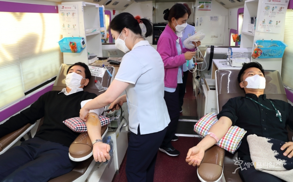 ▲ 양수영 한국석유공사 영사장(왼쪽)과 임직원들과 단체헌혈을 하고 있다. ⓒ 한국석유공사