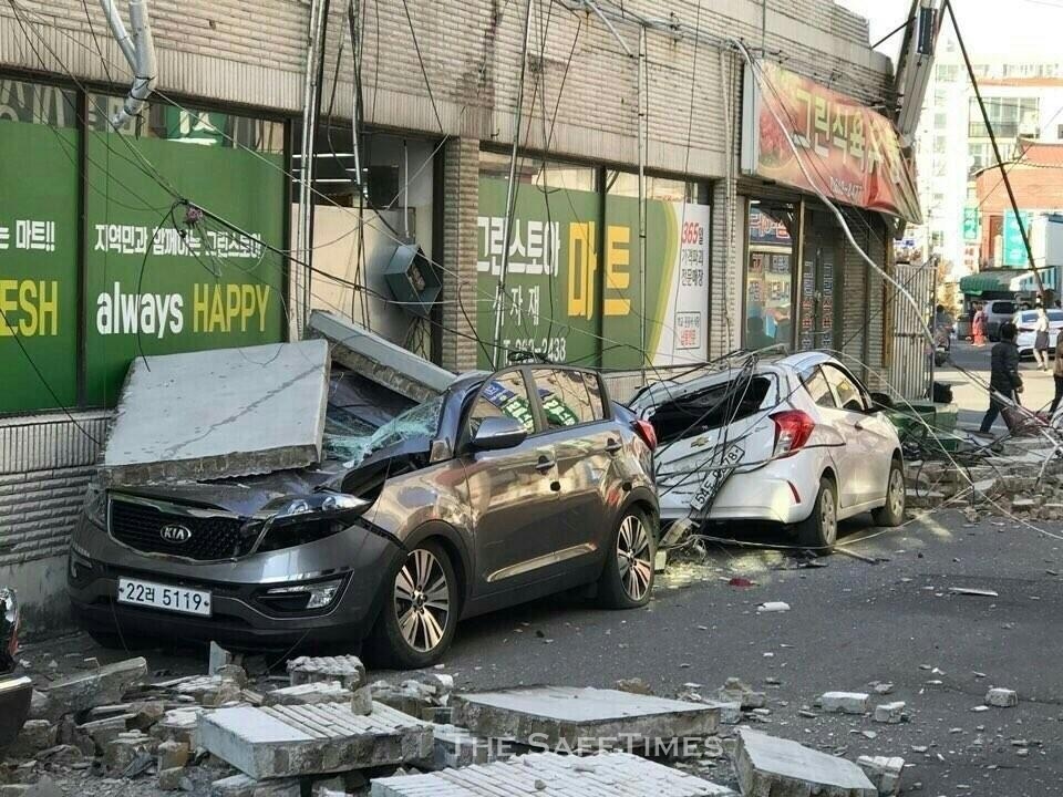▲ 2017년 11월 발생한 포항지진으로 건물 외벽이 떨어지면서 자동차를 덮쳤다. ⓒ 세이프타임즈 DB