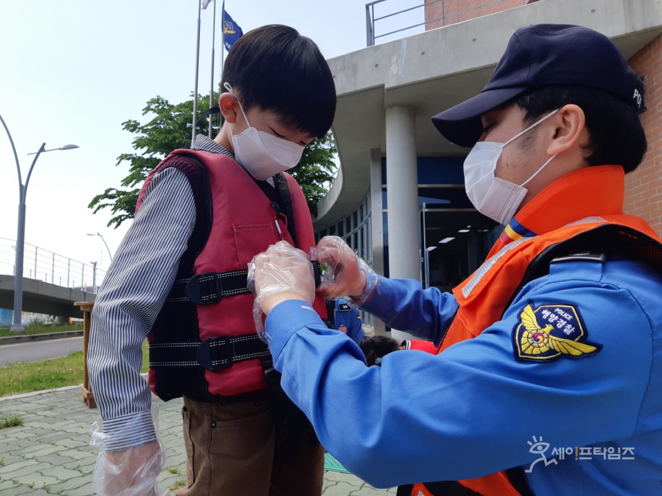 ▲ 어린이날인 5일 인천해양경찰서가 구명조끼 입기 캠페인을 하고 있다. ⓒ 인천해양경찰서