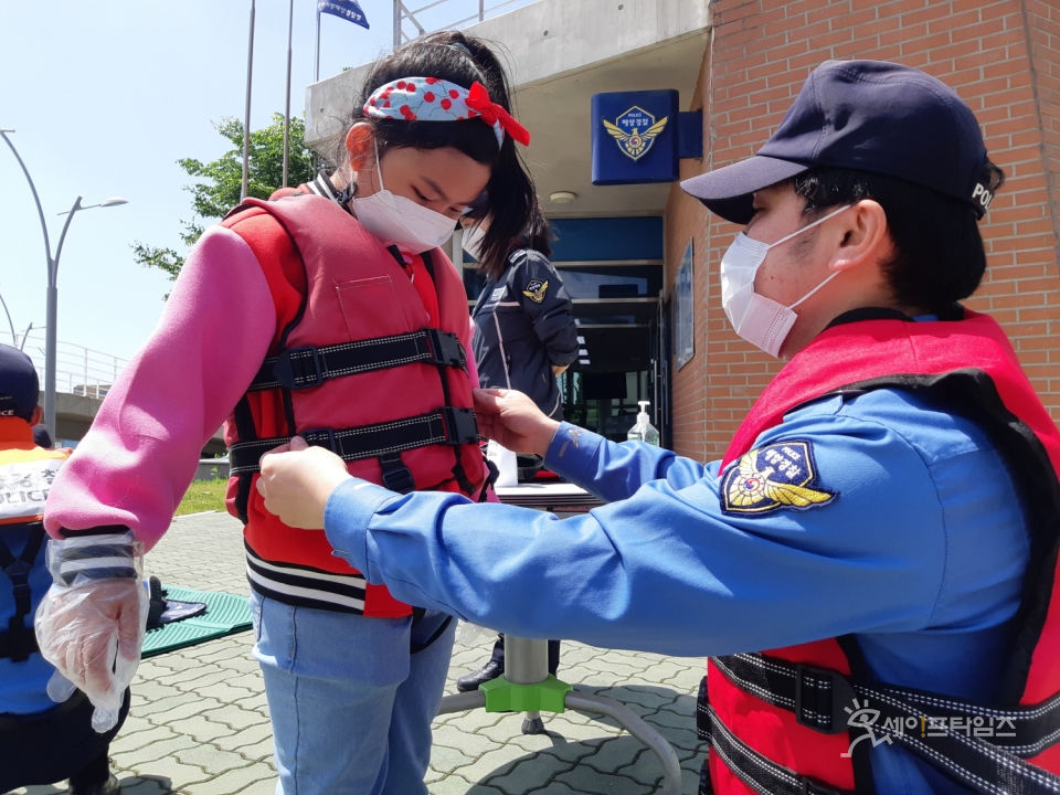 ▲ 어린이날인 5일 인천해양경찰서가 구명조끼 입기 캠페인을 하고 있다. ⓒ 인천해양경찰서